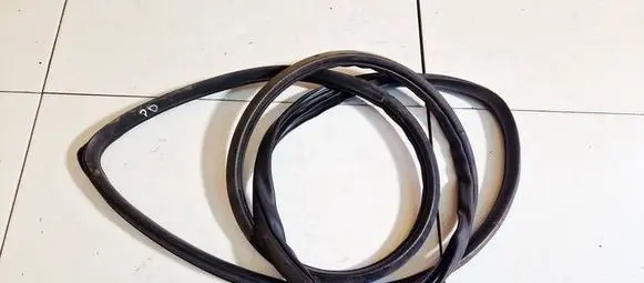 Honda FR-V Rubber seal front coupe door 