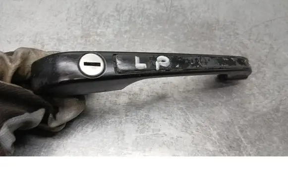 Volkswagen Polo II 86C 2F Front door exterior handle 