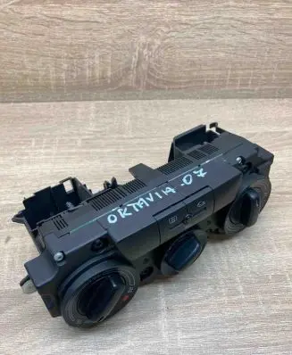 Skoda Octavia Mk2 (1Z) Climate control unit 743581