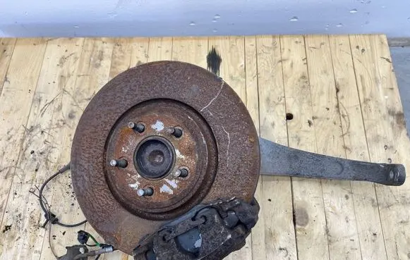 Front wheel hub spindle knuckle