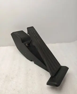 Accelerator throttle pedal