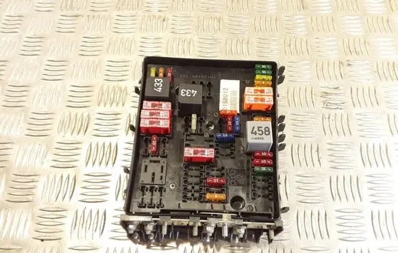 Volkswagen Golf V Fuse module 1K0937124H