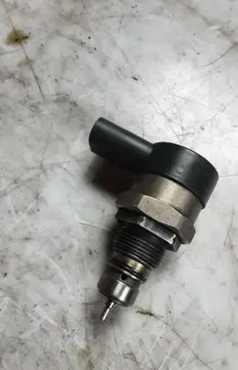 Audi Q7 4L Fuel pressure regulator 057130764F 13444370 0281002854