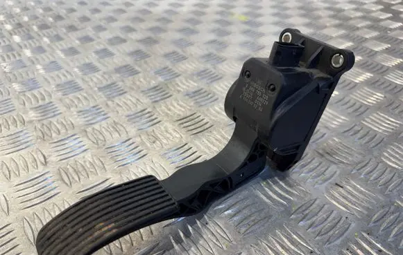 Mercedes-Benz Sprinter W906 Accelerator throttle pedal A9063000304 0280755025