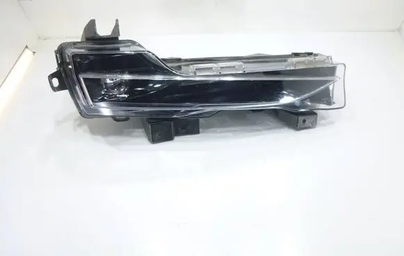 Tesla Model Y Front fog light 162479800A 09302021 DC521273A00466