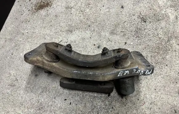 Gearbox mounting bracket