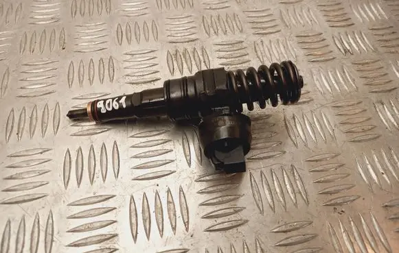 Volkswagen Golf V Fuel injector 038130073AG