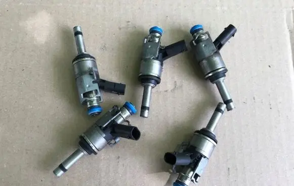 Audi Q7 4M Fuel injector 06C906036D