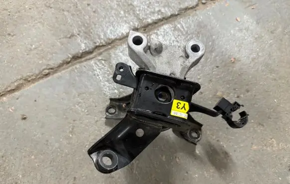 Toyota Auris E180 Engine mounting bracket