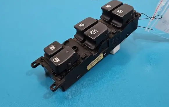 KIA Carens II Electric window control switch 93570-1D0003W IMPRK1541242