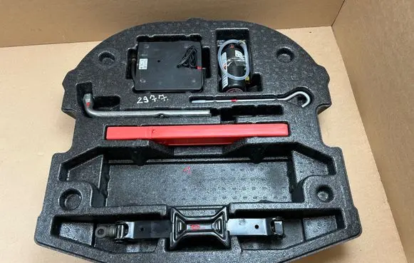 Suzuki Kizashi Tool set 7547157L0
