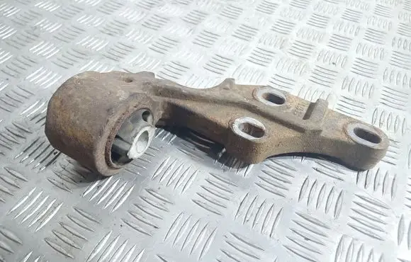 Land Rover Discovery 3 - LR3 Front differential mounting bracket 