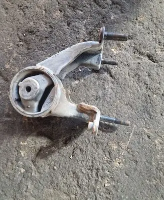 Toyota Avensis T250 Engine mount bracket