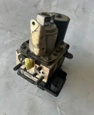 Toyota Prius (NHW20) ABS Pump 4451047050 2QE301164 NOKMZ21135