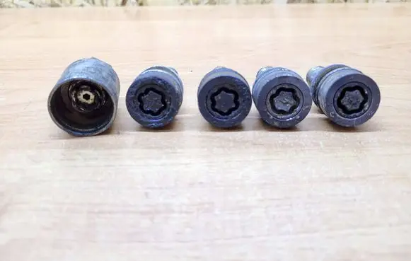 Volvo XC70 Anti-theft wheel nuts and lock 