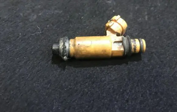 Mazda 626 Fuel injector 8273620
