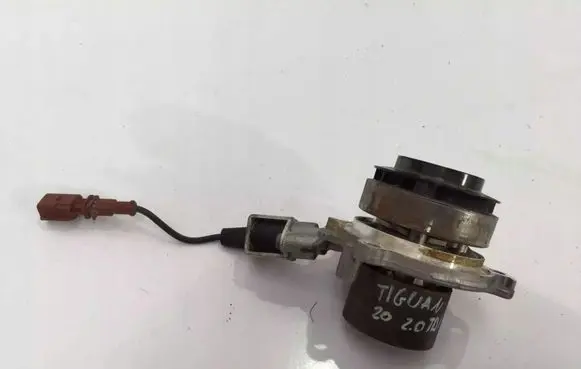 Volkswagen Tiguan Water pump 04L011N