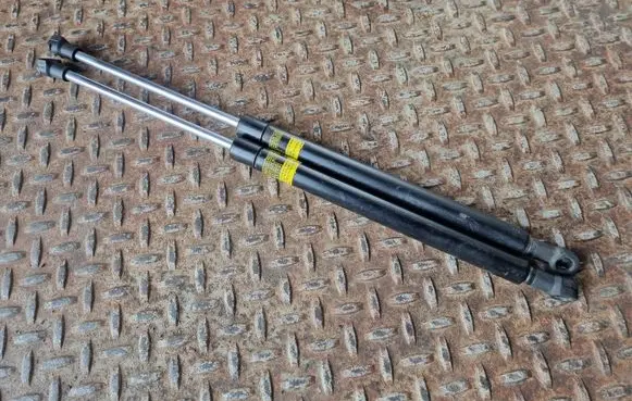 Lexus CT 200H Tailgate/trunk strut/damper