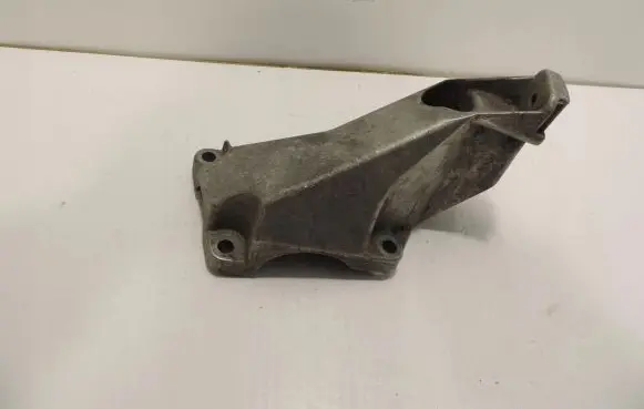 Audi A4 S4 B7 8E 8H Engine mounting bracket 8E0199307A