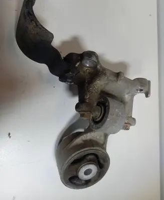 Honda Civic Engine mounting bracket