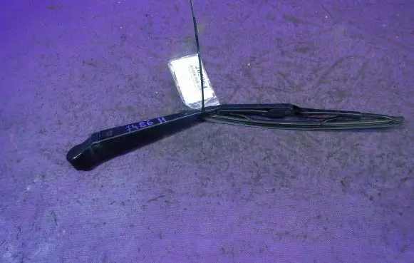 Rear wiper blade arm