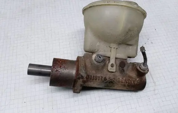 Volkswagen Golf III Master brake cylinder 1H1611307A
