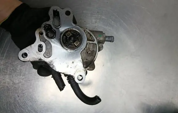 Skoda Octavia Mk2 (1Z) Vacuum pump 03G145209