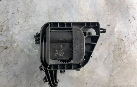 Volkswagen Polo IV 9N3 Air flap motor/actuator 6Q0820536B 0132801357