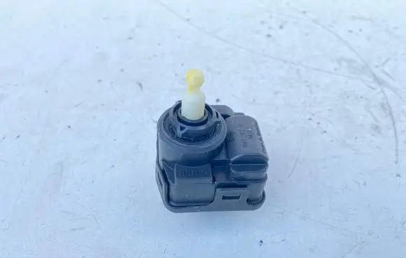 Headlight level adjustment motor