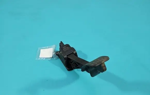 Accelerator throttle pedal