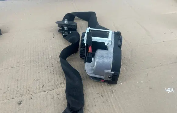 Mercedes-Benz ML W164 Front seatbelt 33042837
