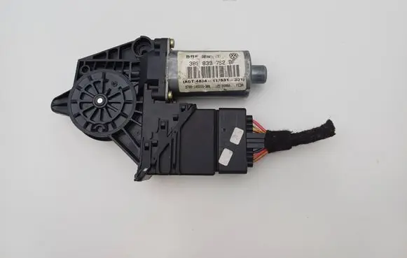 Volkswagen PASSAT B5 Rear door window regulator motor 3B9839752BF 9776105407301 0130821696