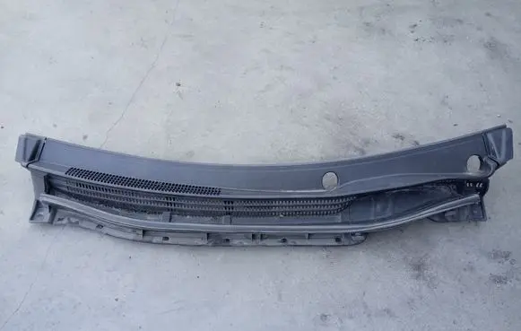 Toyota Prius+ (ZVW40) Wiper trim