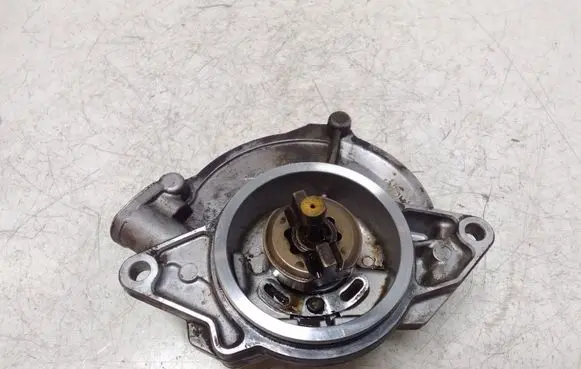 Volkswagen Touareg I Vacuum pump 057145100AE