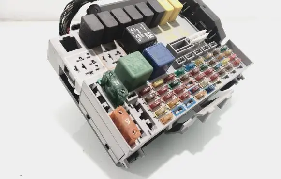 Opel Zafira A Fuse box set 24412497