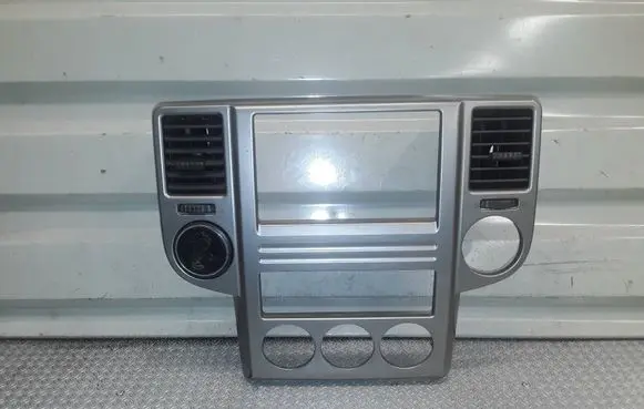 Nissan X-Trail T30 Dash center air vent grill 68751EQ000