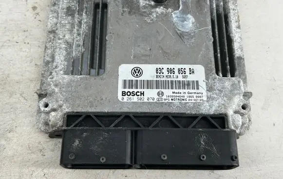 Volkswagen Golf V Engine control unit/module 03C906056BA 1039S04640 0261S02070