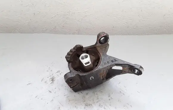 Mazda 6 Engine mount bracket Y95W