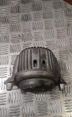 Mercedes-Benz C W204 Engine mount bracket