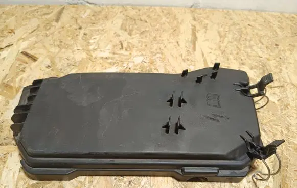 Mercedes-Benz C W204 Fuse box cover A2045400082