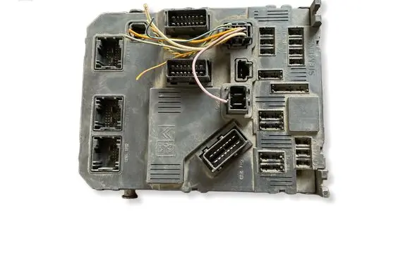 Citroen C4 I Fuse module S118085320