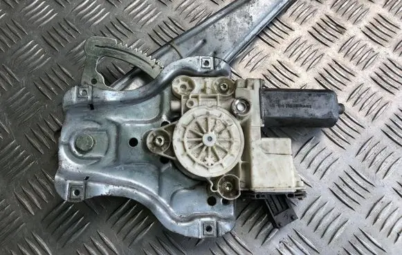 Toyota Avensis T250 Rear door window regulator with motor 992045100