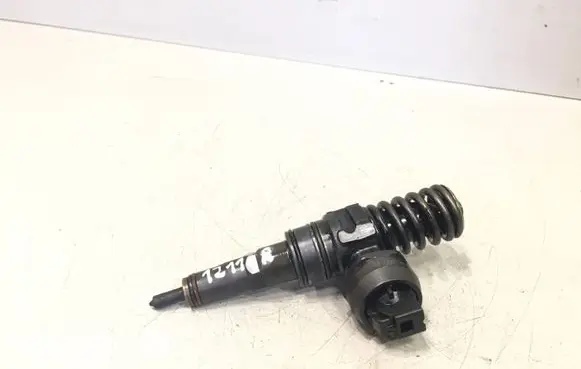 Volkswagen PASSAT B5.5 Fuel injector 038130073AJ
