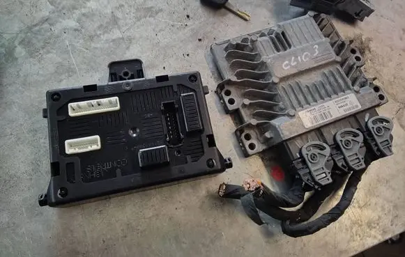 Renault Clio III Engine ECU kit and lock set 8200565863 S122326109A 8200592611