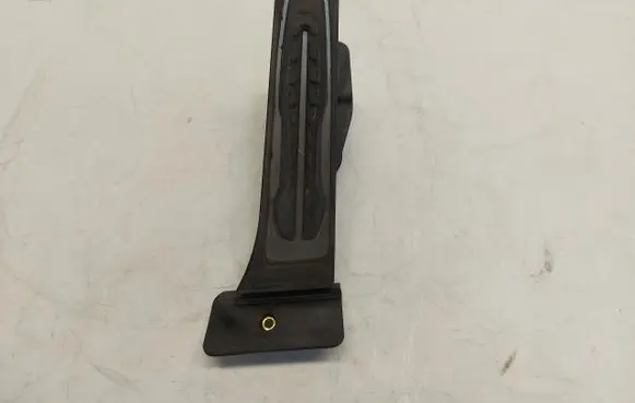 Accelerator throttle pedal