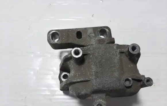 Volkswagen PASSAT B6 Engine mount bracket 1K0199262CE