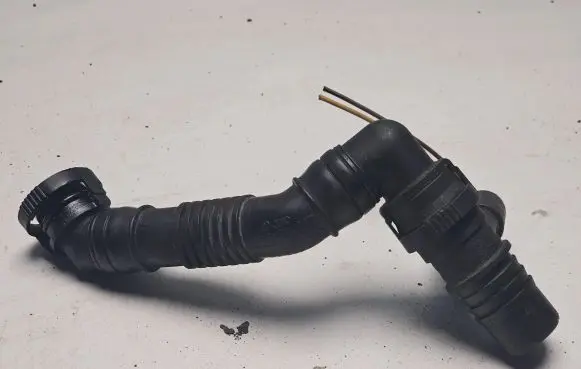 Volkswagen Golf V Breather hose/pipe 03G103493D 446232