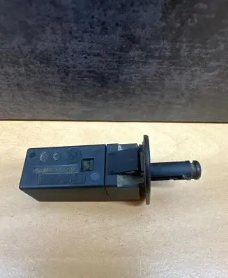 BMW 5 E60 E61 Fuel tank opening switch 82289392