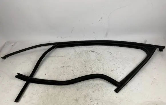 Porsche Macan (95B) Rubber seal front door window/glass 95B837431D