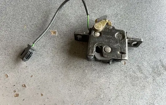Audi A4 S4 B5 8D Tailgate/trunk/boot lock/catch/latch 4A9827506C